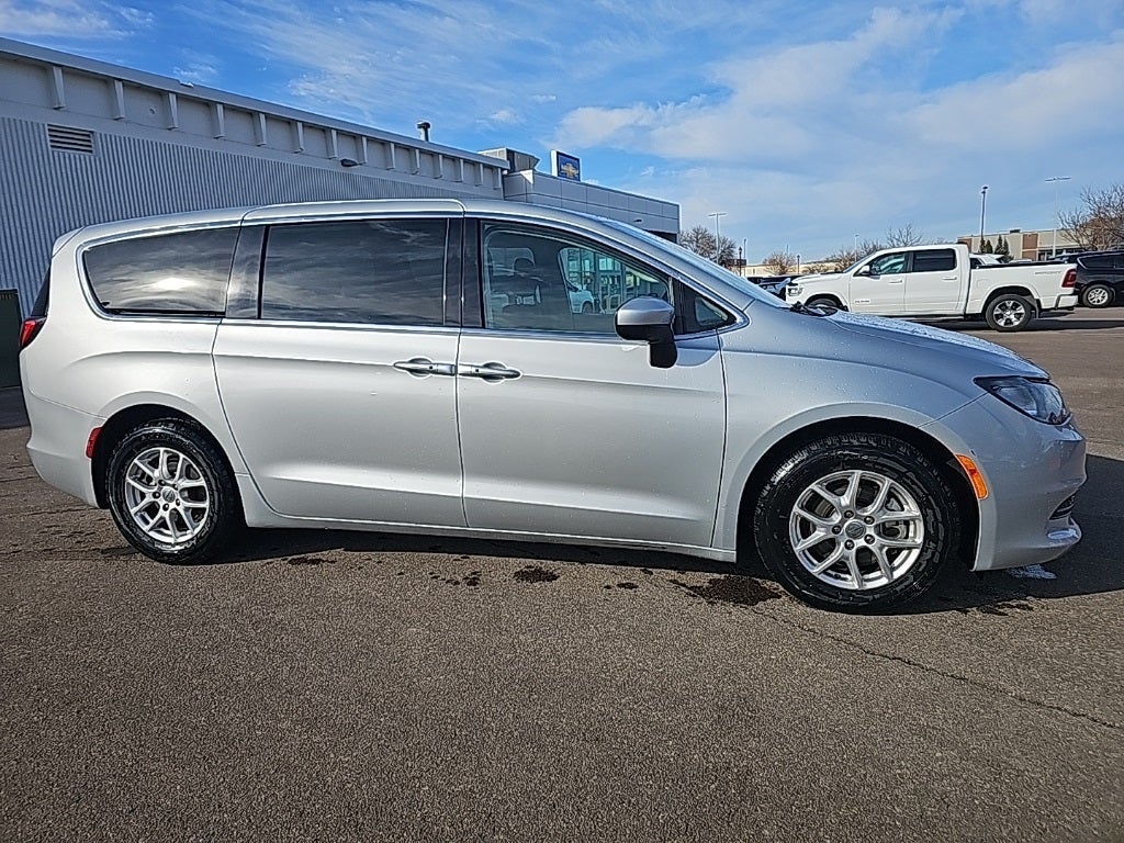 2023 Chrysler Voyager LX