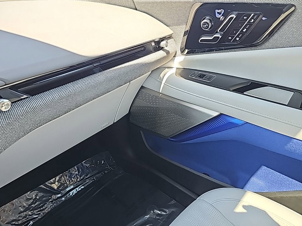 2025 Cadillac OPTIQ Luxury 2