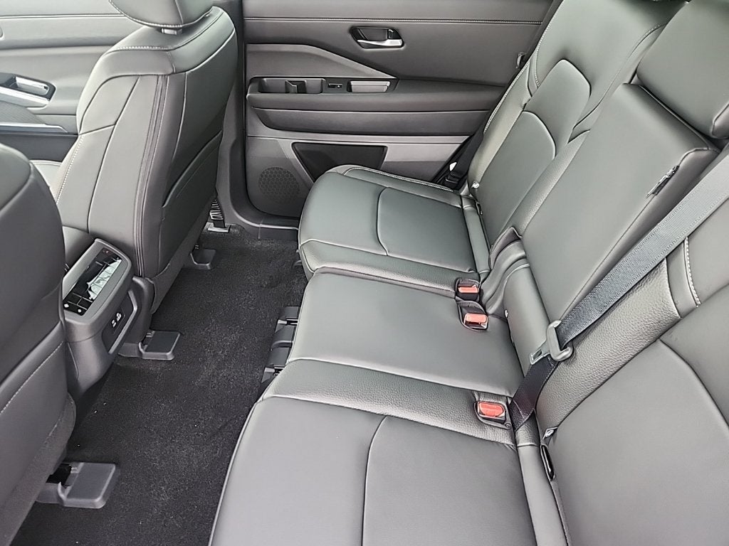 2025 Nissan Pathfinder SL 4WD