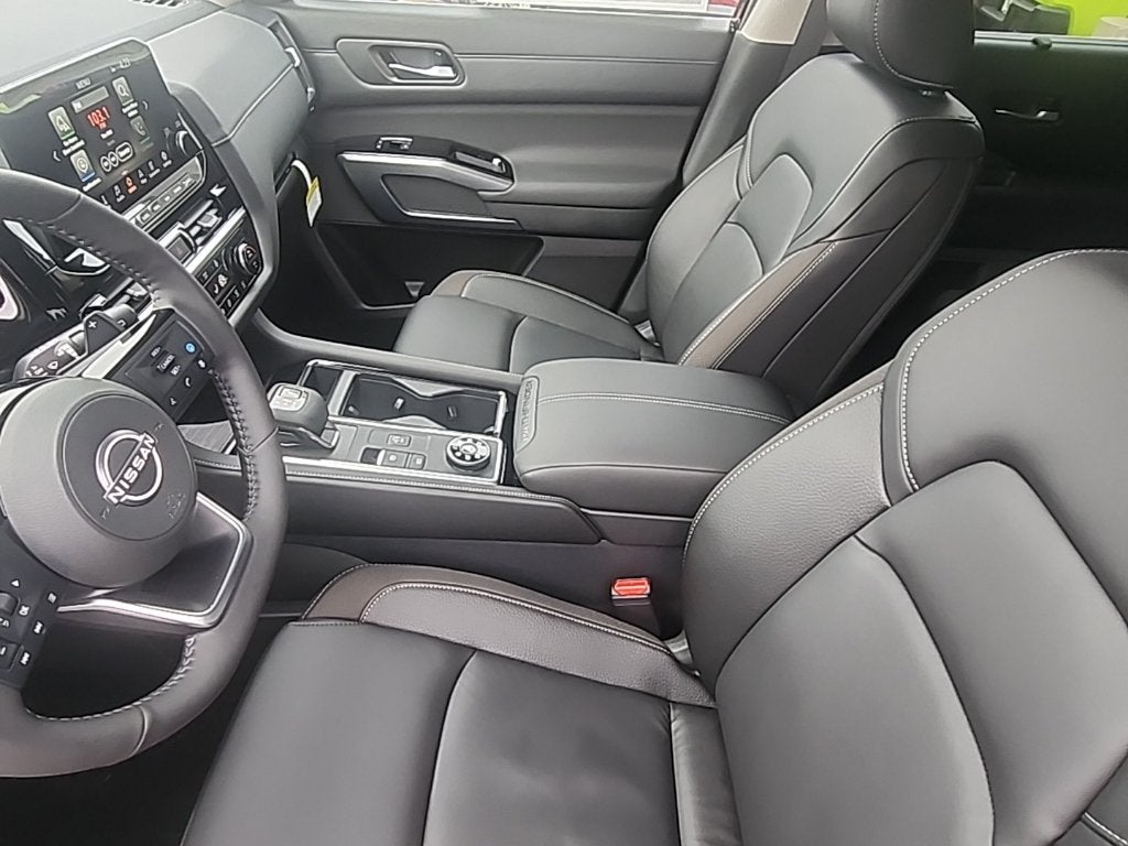 2025 Nissan Pathfinder SL 4WD